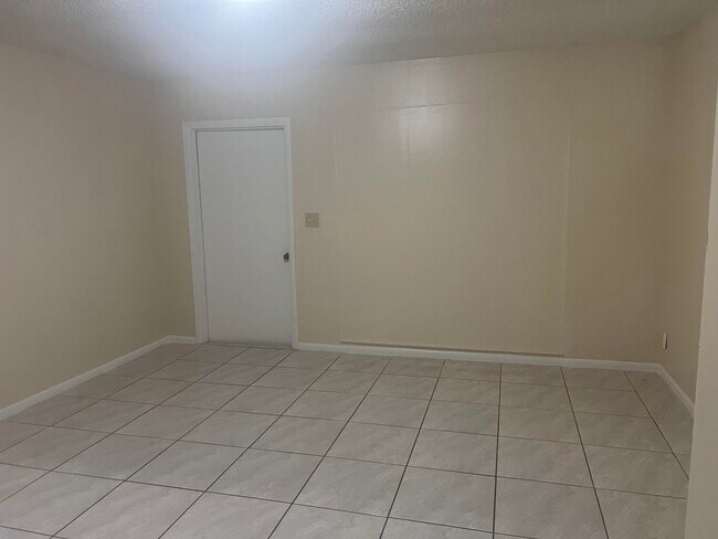 Building Photo - 2073 E Bond Dr