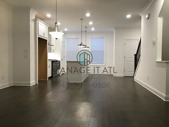 Foto del edificio - Elegant 3 Bedroom Townhome in a gated comm...