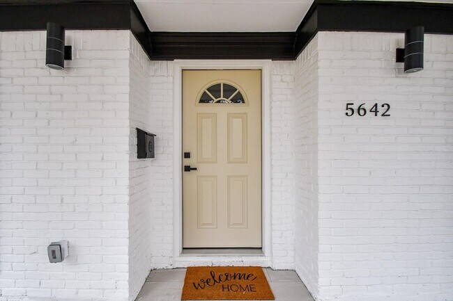 Foto del edificio - 5642 Cartagena St