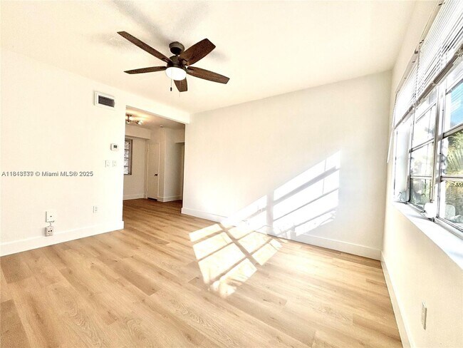 Building Photo - 4740 Pine Tree Dr