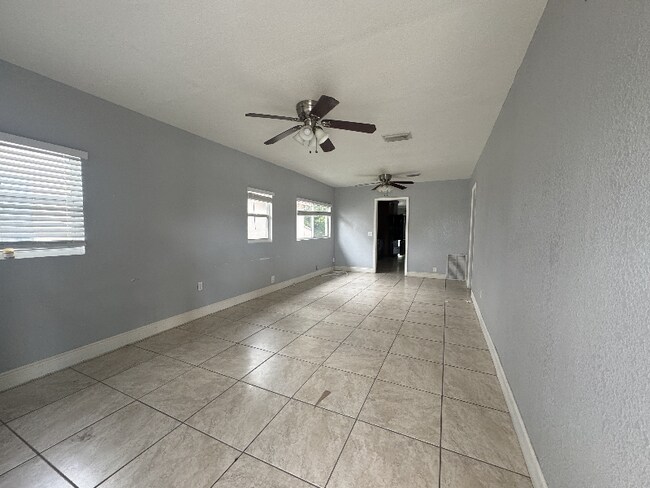 Foto del edificio - 258 E 12th St