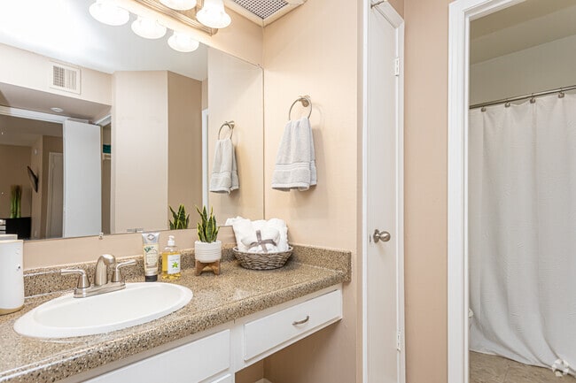 1BR, 1BA - 740SF - Bienville Towers