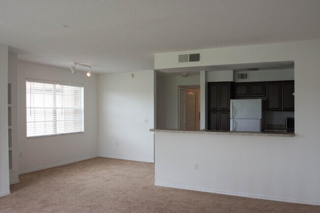 Foto del edificio - Second Floor Apartment with Balcony View! ...
