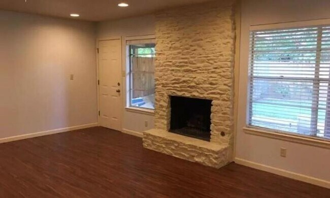 Foto del edificio - 2102 Pompton Dr