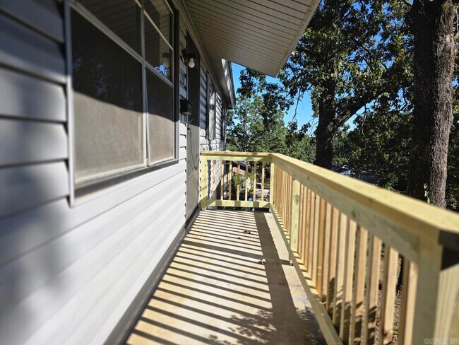 Building Photo - 408 Lindenhurst Dr