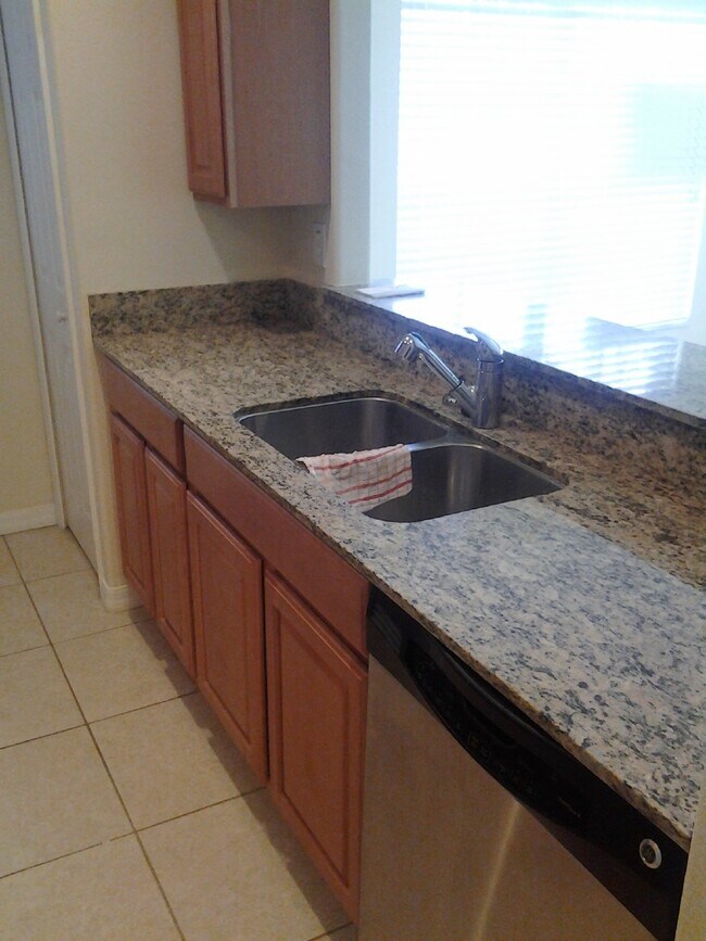 Building Photo - "Charming 3 Bed, 2.5 Bath Rental in Riverv...
