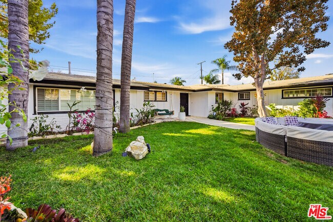 Foto del edificio - 22428 Victory Blvd