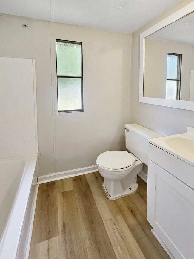 Foto del edificio - 412 McElhaney Rd