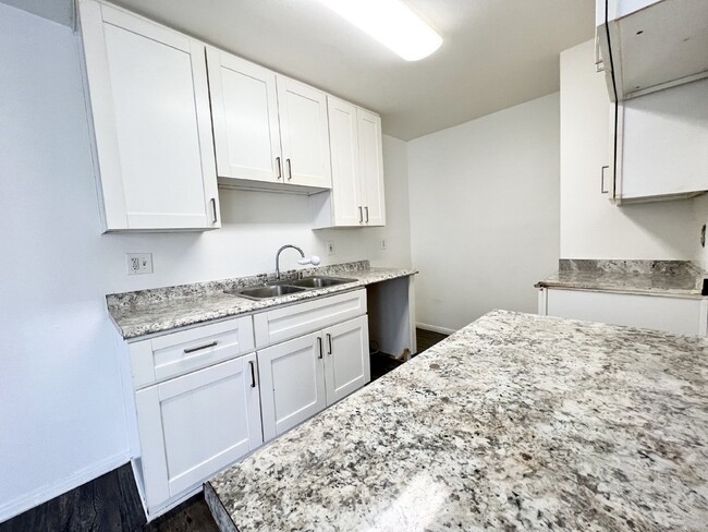 Building Photo - Spacious 1 bed 1 bath Assigned parking nea...