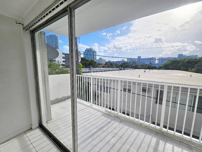 Livingroom balcony - 910 Michigan Ave