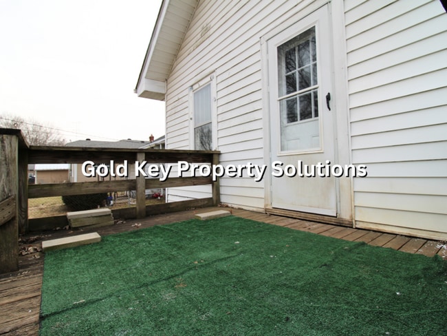 Building Photo - Attractive 2 BR 1 BA House with Fenced Backyard and Garage (SECTION 8 APPROVED)