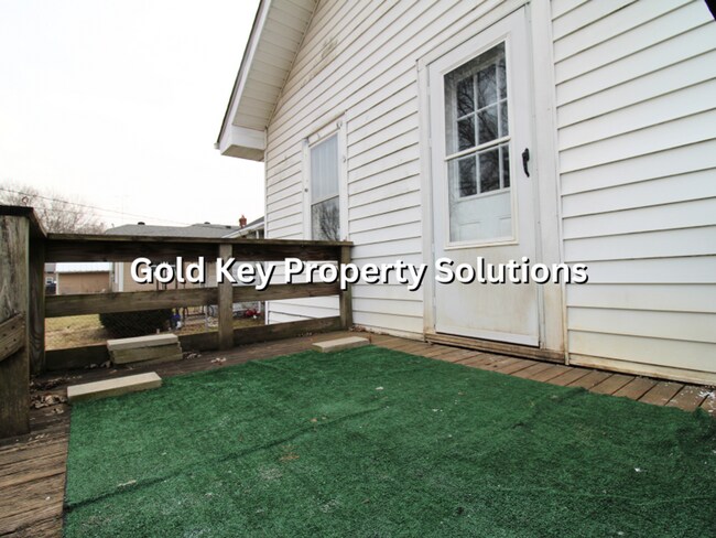 Foto del edificio - Attractive 2 BR 1 BA House with Fenced Backyard and Garage (SECTION 8 APPROVED)