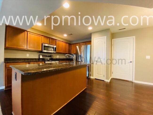 Building Photo - GREAT LOCATION!! 3 Bedroom, 2.5 Bath Townhome in West Des Moines