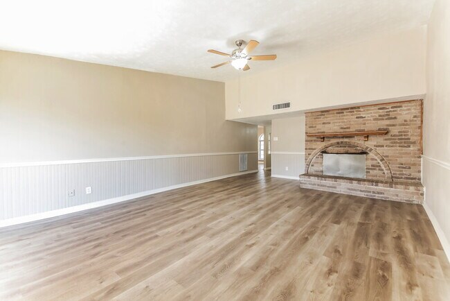 Foto del edificio - 5916 Cedar Ln