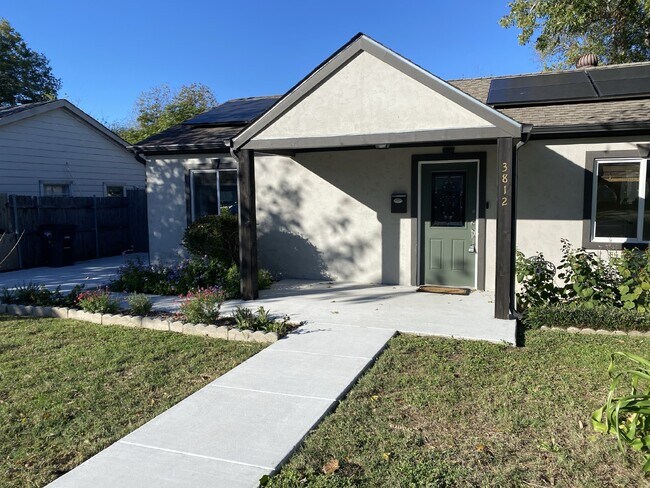 Foto del edificio - Adorable and move-in ready newly renovated...