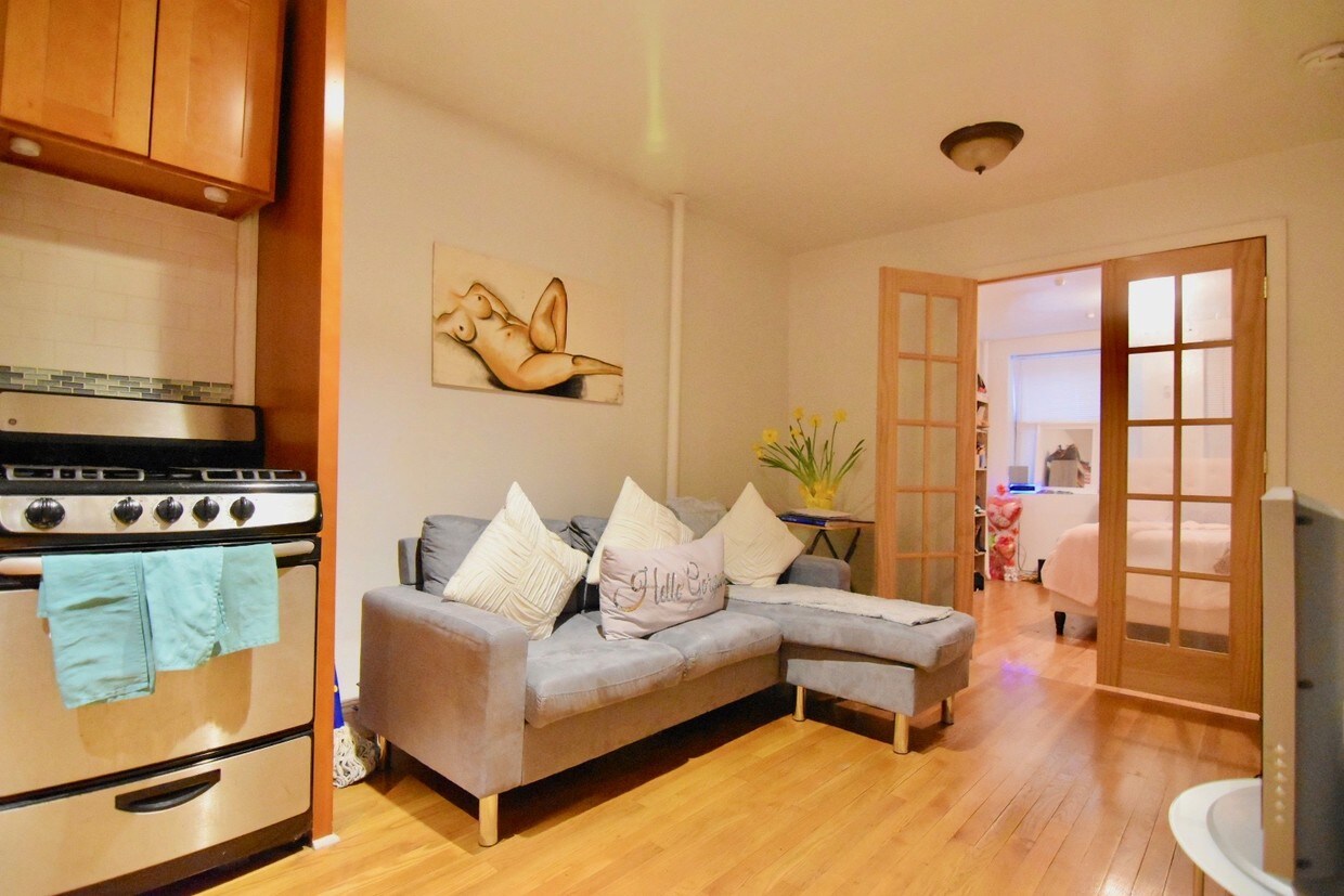 Foto principal - 167 E 107th St