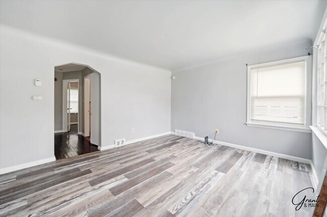 Building Photo - $1,250/month - 3 Bed 1 Bath - Section 8 Ac...