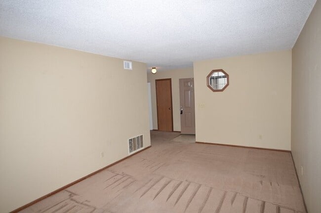 Building Photo - 2nd floor unit with balcony.