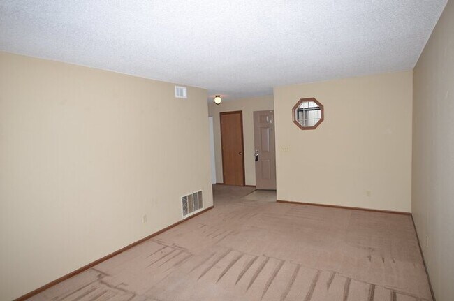 Foto del edificio - 2nd floor unit with balcony.