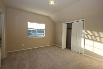 Building Photo - 1615 Greenleaf Oaks Dr