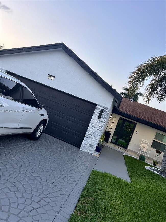 Foto del edificio - 9571 NW 52nd St