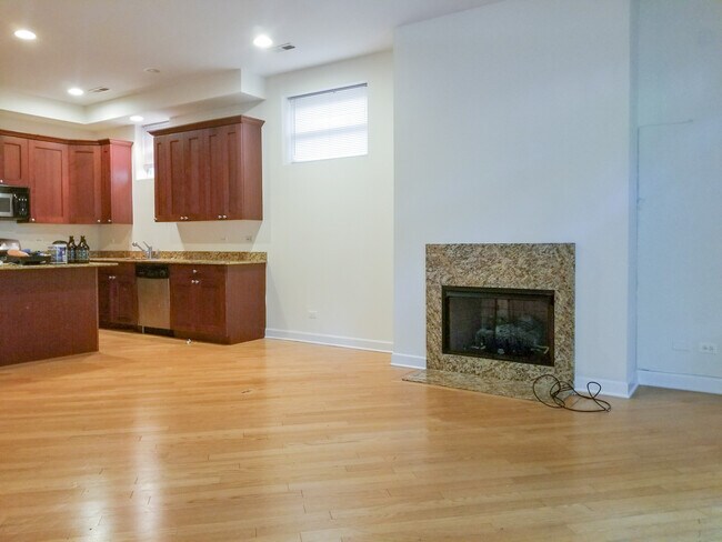 Building Photo - 3114 N Racine Ave
