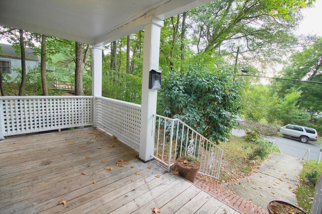 Building Photo - Charming 2 Bed 1 Bath Home With Fenced In ...