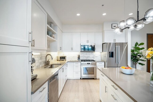 Building Photo - Luxury 1 Bed 1 Bath Condo at The Peloton W...