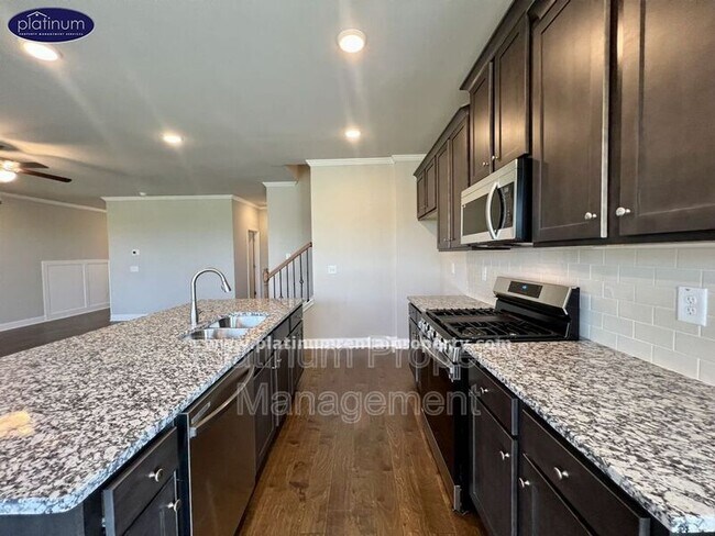 Building Photo - 2360 Manor Pointe Dr