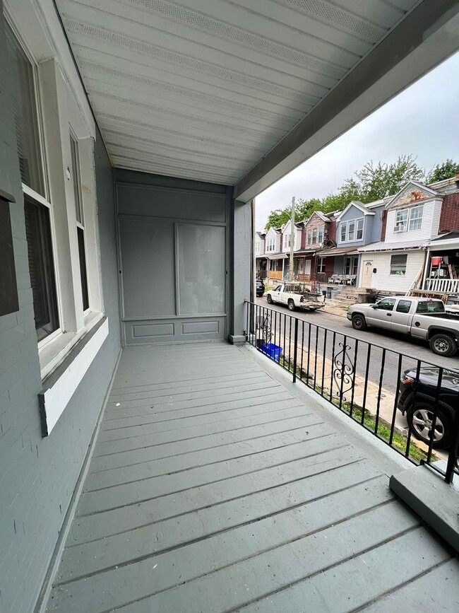 Foto del edificio - Remodeled Large 3bd/1 House with Rear yard...