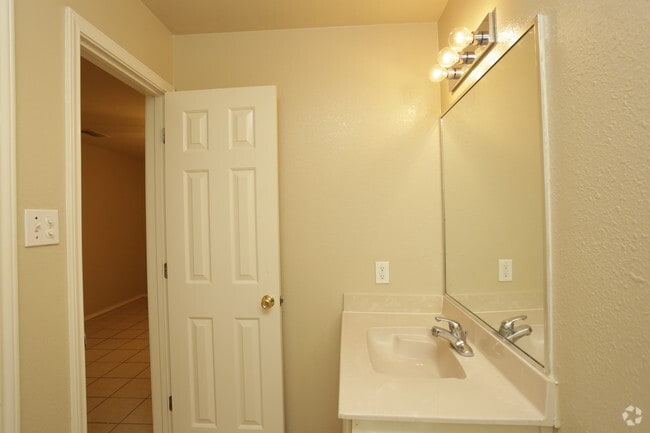 2 BD, 2 BA - 994 SF - Redbud Place Apartments