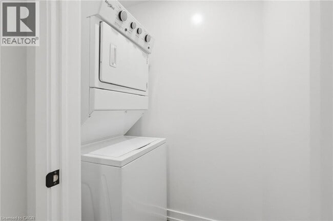 Building Photo - 870 Queenston Rd