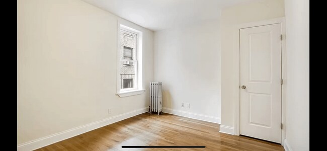 Foto del edificio - 30-49-49 Crescent St