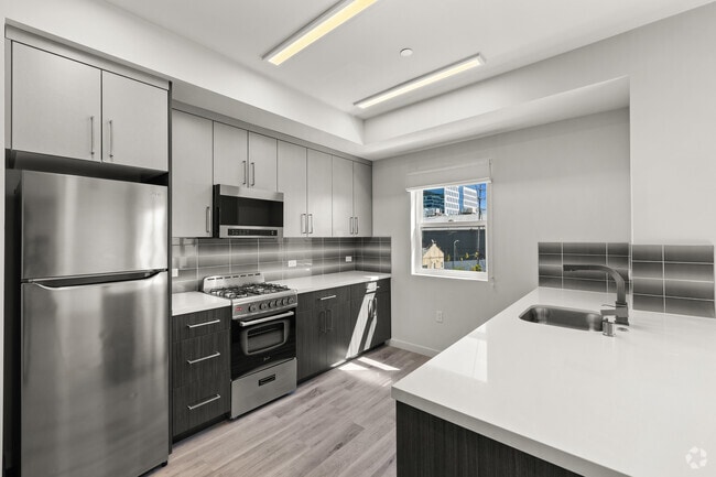 2BR, 2BA - 1,075SF - Kitchen - The Dream on Tamarind