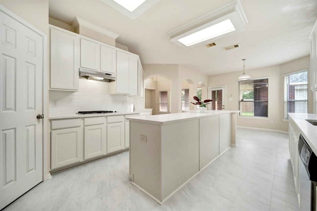 Building Photo - 8215 Still Oak Ln