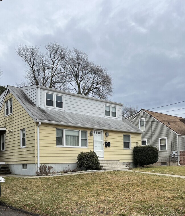 9 Coldspring St Unit UPPER, Norwalk, CT 06850 Room for Rent in