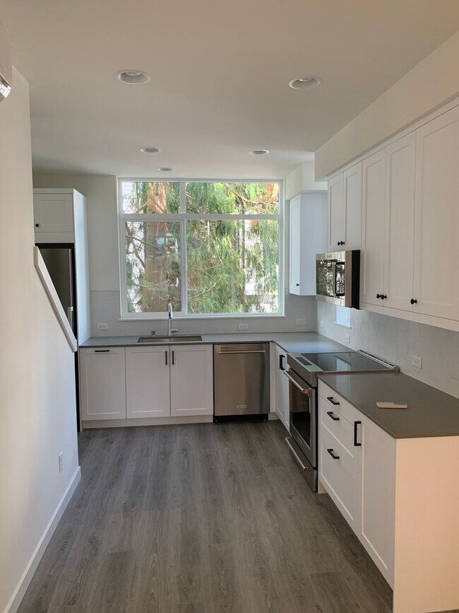 Foto del edificio - Luxury 2 beds/2 baths townhome in Wedgwood!