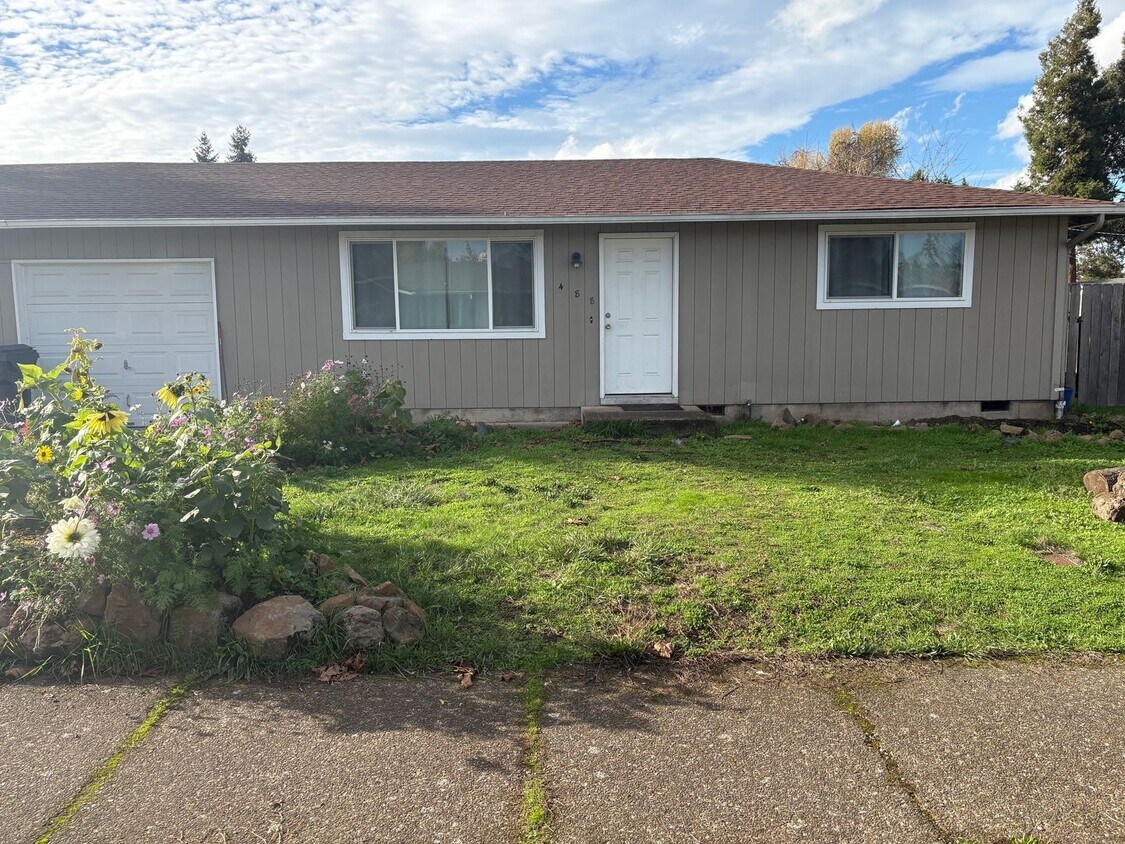 Foto principal - Springfield Duplex- 2 bedroom/1 bath updated unit