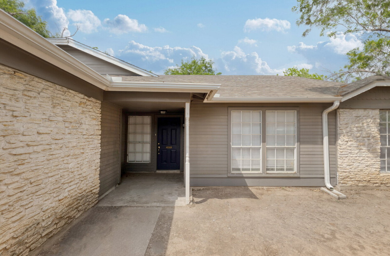 Foto principal - Adorable 3-Bedroom Duplex in Prime Austin ...
