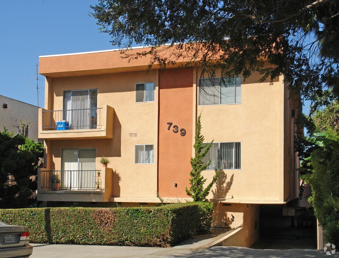 Foto principal - 739 N Hayworth Ave