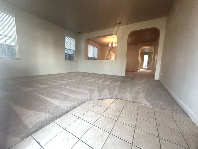 Foto del edificio - Reduced Price! Spacious 5 Bed, 3 Bath home...