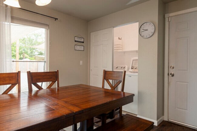 Foto del edificio - 9823 Winona St SW