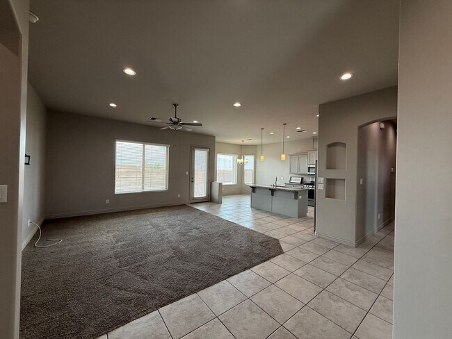 Foto del edificio - 4 Bedroom in Villa Chaparral!