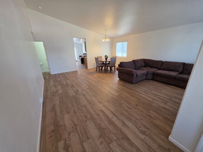 Foto del edificio - Fully furnished 3 bedroom, 2.5 bath home in Fernley, $3500 per month and includes utlities