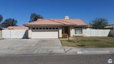 Building Photo - 545 Sagebrush St