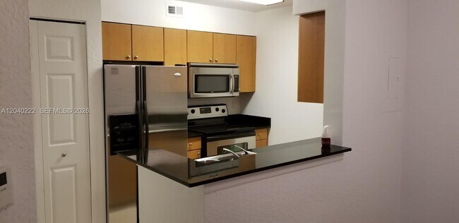 Foto del edificio - 2811 N Oakland Forest Dr