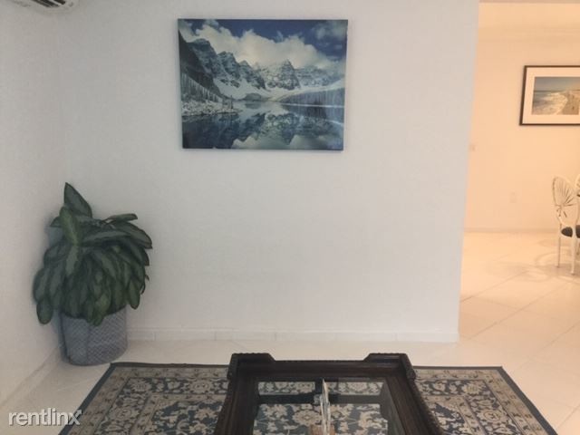 Foto del edificio - 7327 Dickens Ave