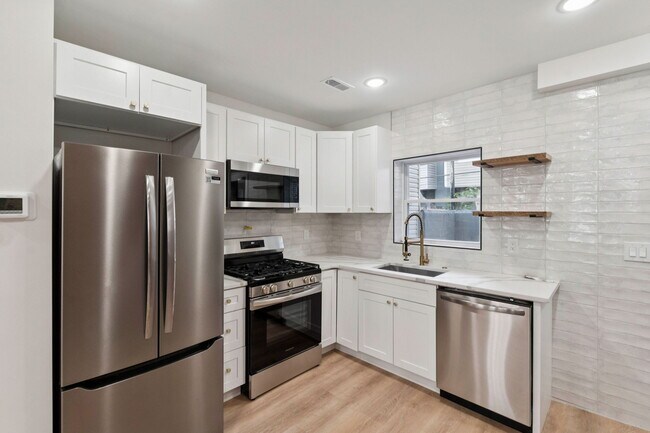 Cocina con encimera de piedra y electrodomésticos de acero inoxidable. - 1544 S Bambrey St