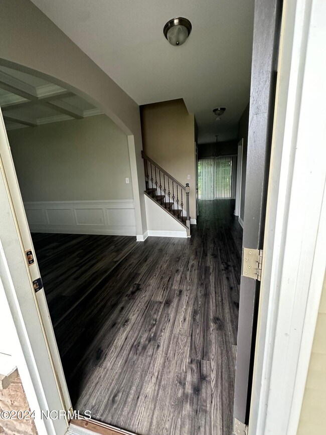 Building Photo - 3000 Fox Glove Dr