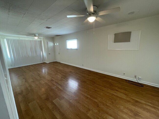 Building Photo - Spacious 3bed/1bath